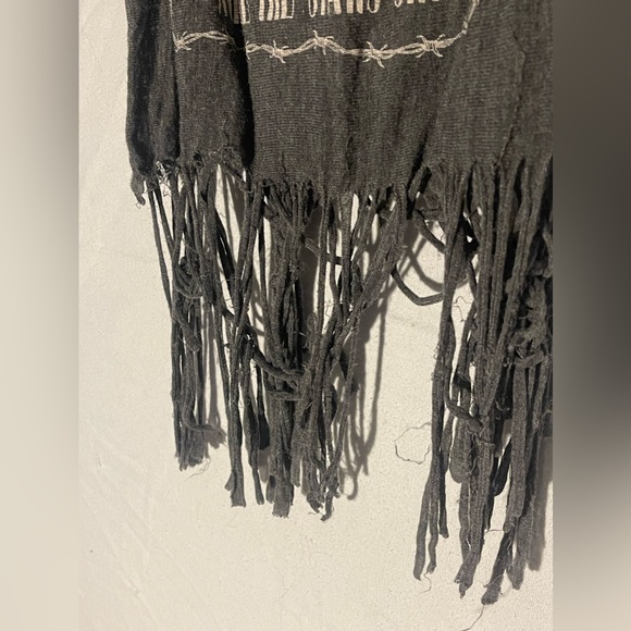 - Grey graphic Tank with frayed bottom - Picture 9 of 10